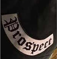 Das Kennzeichen zeigt einen nach unten hin gerundeten, weißen Bogen mit schwarzer Umrandung, der die Funktionsbeschreibung „Prospect“, übersetzt Anwärter, in schwarzen Buchstaben enthält.