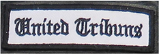 Dieses weiße Kennzeichen mit schwarzer Umrandung in Form eines Rechtecks enthält den Namen der Gruppierung „United Tribuns“ in schwarzen Buchstaben.