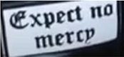 Dieses weiße Kennzeichen mit schwarzer Umrandung in Form eines Rechtecks enthält die Aussage „Expect no mercy“, übersetzt „Erwarte keine Gnade“, in schwarzen Buchstaben.