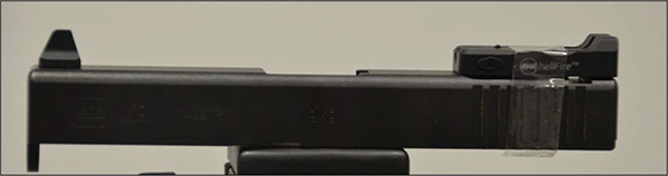 Abbildung 1: MAK Hellfire Visier, provisorisch montiert auf dem Verschluss einer Glock 19 Pistole, Ansicht links