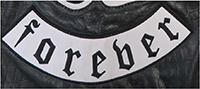 Das Kennzeichen zeigt einen nach unten hin gerundeten, weißen Bogen mit schwarzer Umrandung. Es enthält die Aufschrift „forever“ mit schwarzen Buchstaben.