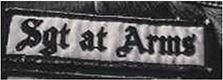 Dieses weiße Kennzeichen mit schwarzer Umrandung in Form eines Rechtecks enthält die abgekürzte Funktionsbeschreibung „Sgt at Arms“, Sergeant at Arms, übersetzt bewaffneter Sergeant, in schwarzen Buchstaben. Bezeichnet sinngemäß übersetzt den Dienstgrad „Feldwebel“ – wird aber auch als Zeremonienmeister übersetzt. Von der Funktion her kümmert sich dieser um die Aufrechterhaltung von Disziplin und Ordnung im Club.