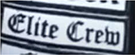 Dieses weiße Kennzeichen mit schwarzer Umrandung in Form eines Rechtecks enthält die Aufschrift „Elite Crew“, übersetzt Eliteeinheit, in schwarzen Buchstaben. Das Kennzeichen deutet auf die Zugehörigkeit des Trägers zu der sog. „Elite-Abteilung“ hin. Angehörige der „Elite-Abteilung“ müssen kampfsportaffin und für mögliche Auseinandersetzungen mit Kontrahenten jederzeit körperlich vorbereitet sein.