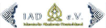 Blau-gelbes Logo der IAD als erste Variante. In gelb geschriebener Name „Islamische Akademie Deutschland“, über den sich gelbe Ornamentik erhebt, deren Form wie eine leuchtende Kerze beziehungsweise eine Füllfeder anmutet. Links neben der Ornamentik befindet sich der weiß-blaue Schriftzug IAD, rechts die Ergänzung e.V. Die Seiten der Schrift werden von dreieckiger weiß-blauer Ornamentik in 3D-Optik eingefasst.