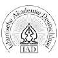 Schwarz-weißes Logo der IAD als zweite Variante. Mittig befindet sich der Schriftzug IAD mit einer darüber befindlichen Ornamentik, deren Form wie eine leuchtende Kerze bzw. eine Füllfeder anmutet. Davon gehen strahlenähnliche Linien ab, die von einem doppelten Kreis eingefasst werden, der mit dem Schriftzug „Islamische Akademie Deutschland“ versehen wurde.