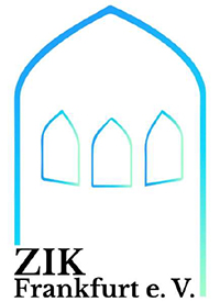 Das blau-weiße Logo des „Zentrum der Islamischen Kultur Frankfurt e.V.“. In blau gezeichneter Iwan einer Moschee, einer überkuppelten Halle, mit drei Fenstern unterhalb des Tonnengewölbes. Am Fuße befindet sich in schwarz die Bezeichnung „ZIK Frankfurt e.V.“.
