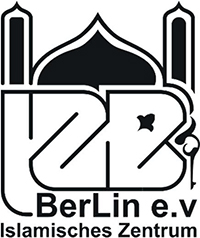 Das weiß-schwarze Logo des „Islamischen Zentrum Berlin e.V.“. Es steht von unten nach oben geschrieben in drei Zeilen 1. Islamisches Zentrum, 2. Berlin e.V., 3. IZB, dessen Schriftzug in der dritten Zeile in jeweils ein Minarett links und rechts übergeht. Zwischen den Minaretten thront eine zwiebelförmige Kuppel.