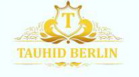 Darstellung eines goldfarben umrandeten Schildes mit einem goldfarbenen lateinischen Großbuchstaben „T“ in der Mitte. Darunter der goldfarbene Schriftzug „TAUHID BERLIN“.