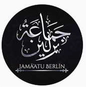 Auf schwarzem Hintergrund in weißer Schrift abgebildete kalligraphische Darstellung der arabischen Worte „Dschamaatu Berlin“. Darunter befindet sich in weißer lateinischer Schrift der Schriftzug „JAMĀ'ATU BERLĪN“, der durch einen verzierten Strich unterstrichen ist.