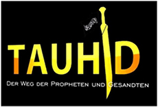 Goldfarbener Schriftzug „Tauhid“; das „i“ wird als stilisiertes Schwert dargestellt, an dem eine schwarze Fahne mit dem islamischen Glaubensbekenntnis weht und darunter in weißer Schrift „Der Weg der Propheten und Gesandten“.