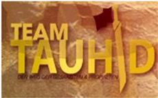 Goldfarbener Schriftzug „TEAM TAUHID“; das „i“ wird als stilisiertes Schwert dargestellt an dem eine rote Fahne weht, und darunter „Der Weg der Gesandten und Propheten“.