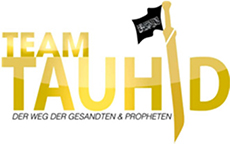 Goldfarbener Schriftzug „Team Tauhid“; das „i“ wird als stilisiertes Schwert dargestellt an dem eine schwarze Fahne mit dem islamischen Glaubensbekenntnis weht, als Untertitel in schwarzer Schrift „Der Weg der Gesandten und Propheten“.