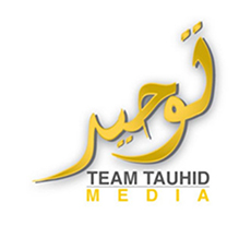 In kalligraphischer Darstellung das Wort „Tauhid“ auf Arabisch in Gold und darunter „Team Tauhid Media“.