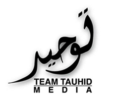 In kalligraphischer Darstellung das Wort „Tauhid“ auf Arabisch in Schwarz und darunter „Team Tauhid Media“.