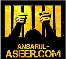 Zeichnung einer Person, die sich an Gitterstäbe klammert, wobei nur Hände, Unterarme und Kopfkrone zu sehen sind, gelb auf schwarzem Grund, mit gelbem Schriftzug „Ansarul-Aseer.com“.
