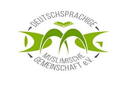 Das Logo ist kreisförmig gehalten. Oben steht in schwarzer Schrift „Deutschsprachige“ und unten „Muslimische Gemeinschaft e.V.“. In der Mitte ist in abstrakter grüner Schrift das Akronym DMG zu erkennen, welches aus sich überlappenden grünen Bögen besteht. Oberhalb der zwei sich überlappenden dunkelgrünen Bögen, die das „M“ in DMG symbolisieren, ist ein offenes grünes Buch platziert.