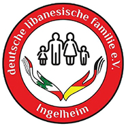 Roter Ring mit Aufschrift „deutsche libanesische familie e. V. Ingelheim“. Weiße Fläche innerhalb des Kreises. Darauf vier stilisierte Personen, vermutlich Familie bestehend aus Vater, Mutter, Sohn und Tochter. Zudem begegnen sich zwei Flaggen in stilisierter Handform. Es handelt sich um die libanesische und die deutsche Flagge.