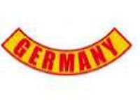 Das Kennzeichen zeigt einen nach untenhin gerundeten, gelben Bogen mit roter Umrandung. Es enthält den Ländernamen „GERMANY“ in roten Großbuchstaben.