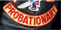 Dieses gelbe Kennzeichen mit roter Umrandung in Form eines Rechtecks, enthält die Funktionsbeschreibung „PROBATIONARY“, übersetzt Mitglied auf Probe, in roten Großbuchstaben.