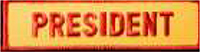 Dieses gelbe Kennzeichen mit roter Umrandung in Form eines Rechtecks, enthält die Funktionsbeschreibung „PRESIDENT“, übersetzt Präsident, in roten Großbuchstaben.