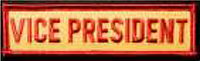 Dieses gelbe Kennzeichen mit roter Umrandung in Form eines Rechtecks, enthält die Funktionsbeschreibung „VICE PRESIDENT“, übersetzt Vizepräsident, in roten Großbuchstaben.