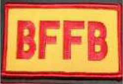 Dieses gelbe Kennzeichen mit roter Umrandung in Form eines Rechtecks, enthält den Leitspruch des „Bandidos MC“. Die vier roten Großbuchstaben B F F B werden häufig als Abkürzung für Bandidos Forever, Forever Bandidos verwendet.