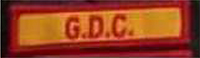 Dieses gelbe Kennzeichen mit roter Umrandung in Form eines Rechtecks, enthält die drei roten Großbuchstaben G.D.C. Diese Abkürzung steht für „Guardia di Corpo“, übersetzt Leibwächter.