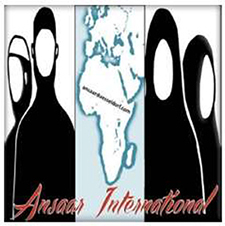 Zwei stilisierte männliche und zwei stilisierte weibliche Personen in einem Viereck, dazwischen stilisiert der afrikanische Kontinent sowie in kursiver Schrift im unteren Bereich Ansaar International.